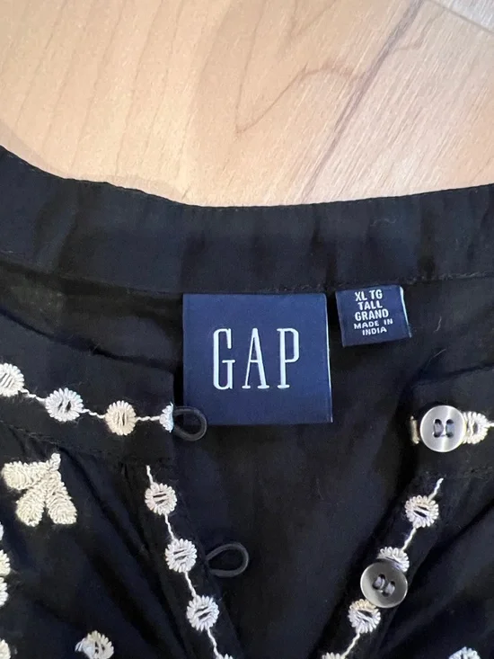 GAP Black Sleeveless Embroidered Yoke Blouse - Picture 2 of 7